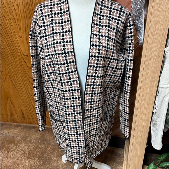 Cyrus Jackets & Blazers - Cyrus Stylish Houndstooth Women's Jacket size medium.